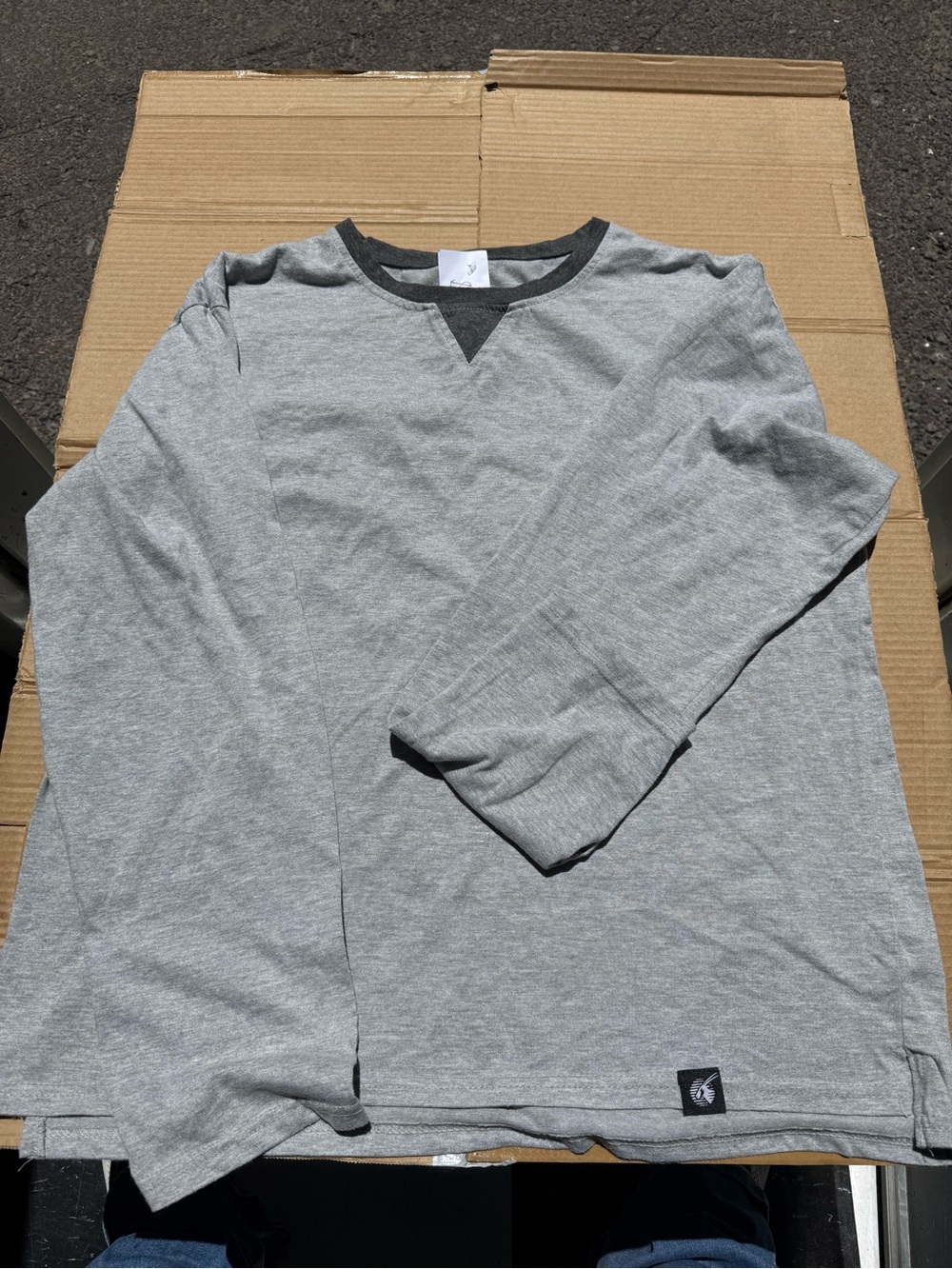 The White Company Men's Long Sleeve Heather Gray Crew Tee with Dark Trim